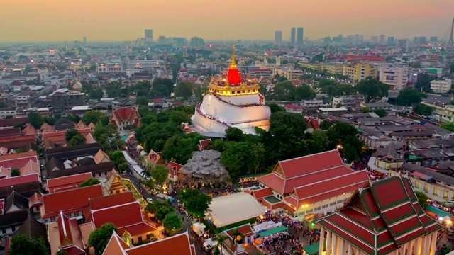 鸟瞰从一个无人机Wat Saket(Phukhao Thong)在曼谷-寺庙的金山视频下载