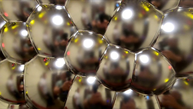 闪亮的金属抛光球的纹理。视频下载