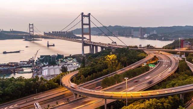 日落时分在香港青衣地区的青马桥进行的延时运输。视频素材