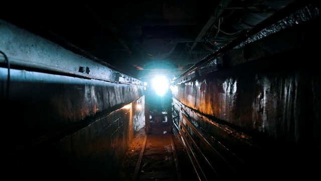 在黑暗的地下室里，一辆焊接着特殊闪闪发光的棒子的大型巴士令人惊叹视频下载