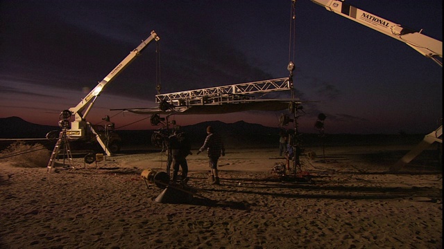 气象学家倾向于在莫哈韦沙漠的龙卷风机器上使用机器。视频下载