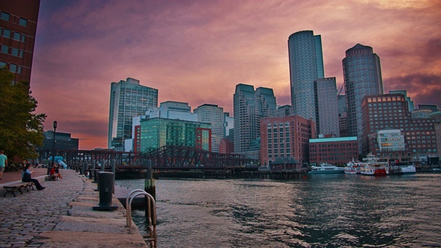 晚上波士顿。河畔。市中心的商业。金融大厦。日落。视频素材
