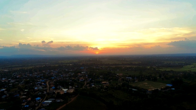 鸟瞰图日落在东南亚农村社区。视频下载