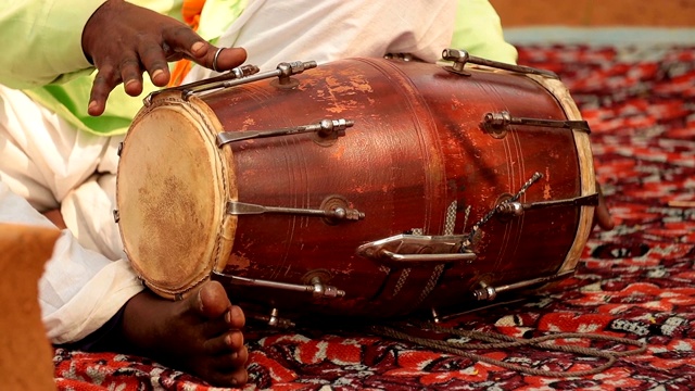 拉贾斯坦邦,印度人。鼓手在街上弹奏印度传统乐器。视频素材
