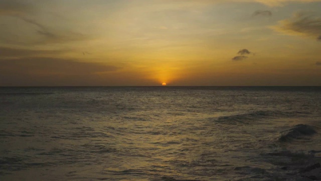 阿鲁巴岛绚丽多彩的日落景色。美丽的自然景观。加勒比海亚特兰大的岩石海岸。视频素材