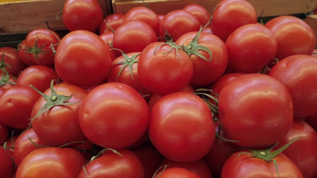 农贸市场展示的新鲜番茄视频下载