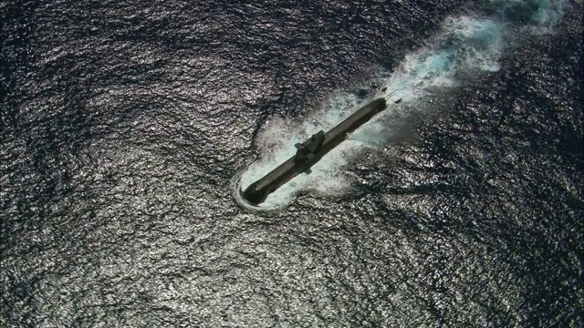 潜水艇在洋面上巡航。视频下载