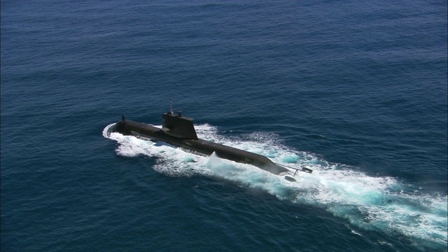 潜水艇在洋面上巡航。视频下载