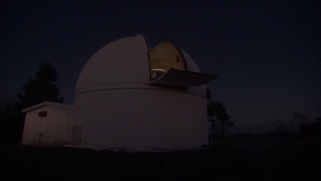 莱蒙山天文台在夜间圆顶旋转视频下载
