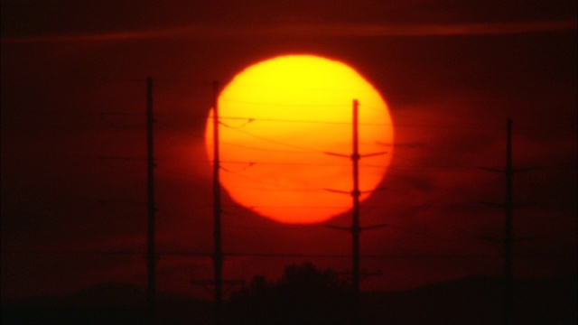 阳光照耀在黄石国家公园的电线后面。视频下载