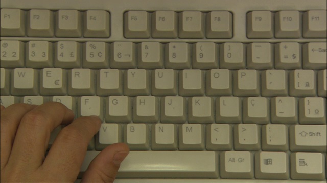 双手在电脑键盘上打字。视频素材
