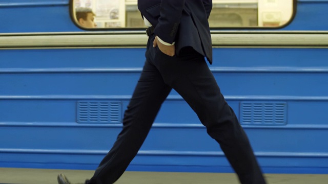 快乐的男企业家穿过地铁站视频素材
