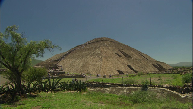 游客参观太阳金字塔。视频素材