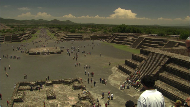 游客参观特奥蒂瓦坎的金字塔。视频素材