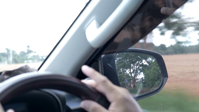 一个男人开着车在路上视频素材