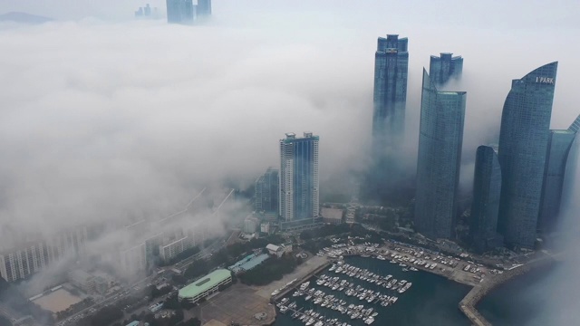 韩国釜山游艇中心周围的海雾城市景观视频下载