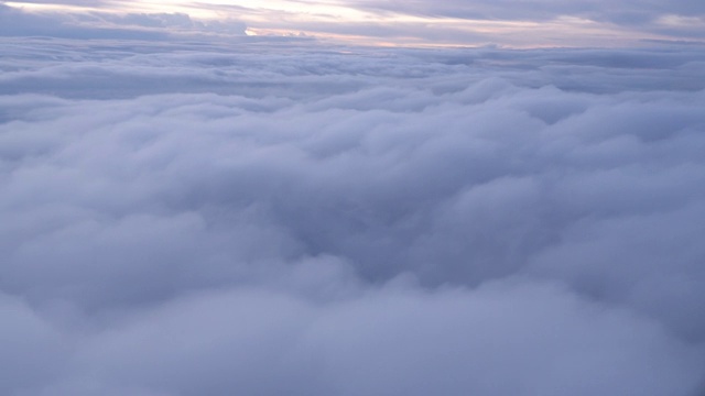 在清晨的云层上飞翔视频素材