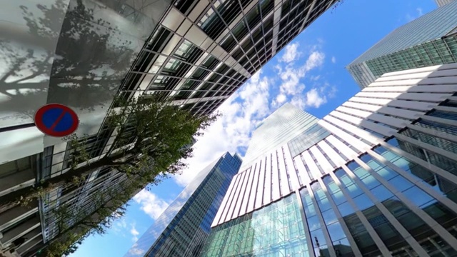 开车穿过城市中的摩天大楼视频素材