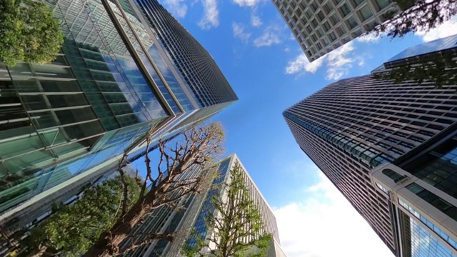 开车穿过城市中的摩天大楼视频素材
