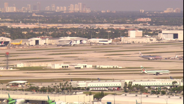 一架商用飞机降落在迈阿密国际机场。视频下载