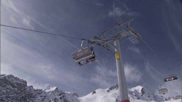 滑雪者在阿尔卑斯山乘坐缆车。视频下载