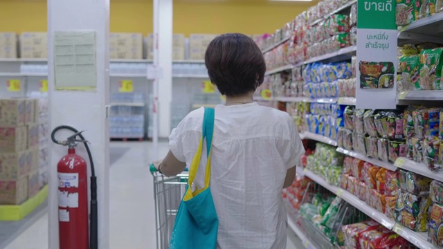 亚洲妇女在超市购物视频素材
