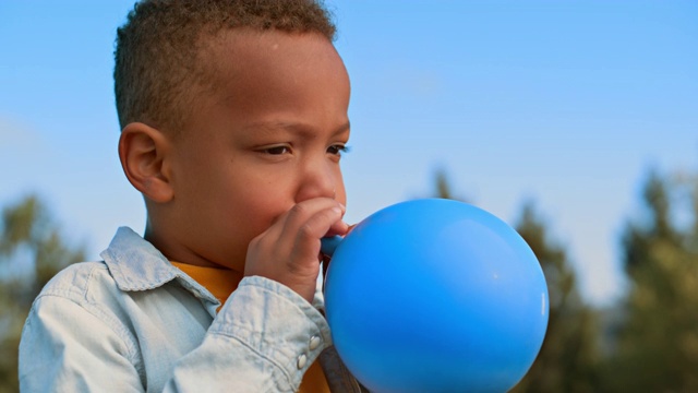 慢动作男孩吹一个蓝色的气球视频下载