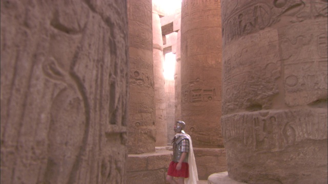 日耳曼库斯将军穿过埃及卡纳克神庙。视频素材