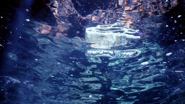 废弃的塑料水瓶污染海洋视频下载