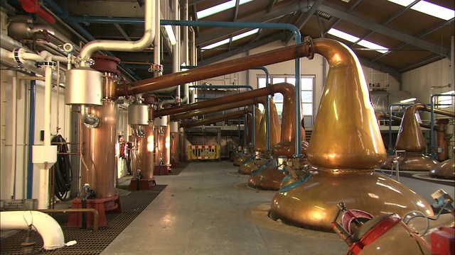 苏格兰酿酒厂用大桶盛威士忌。视频下载