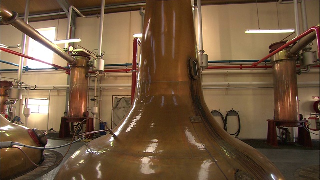酿酒厂用大缸盛威士忌。视频下载