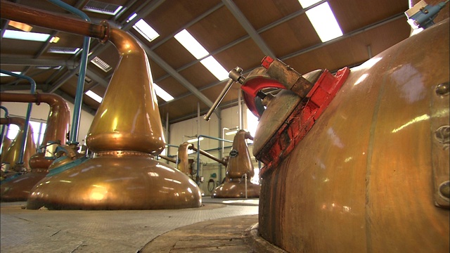 威士忌是在苏格兰的一家工厂蒸馏的。视频下载