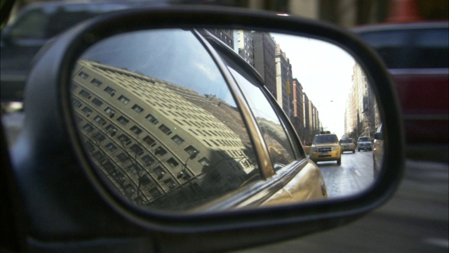侧视镜能映出后面一辆出租车的影像。视频下载