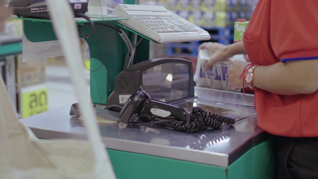 收银机条形码扫描器-超市视频素材