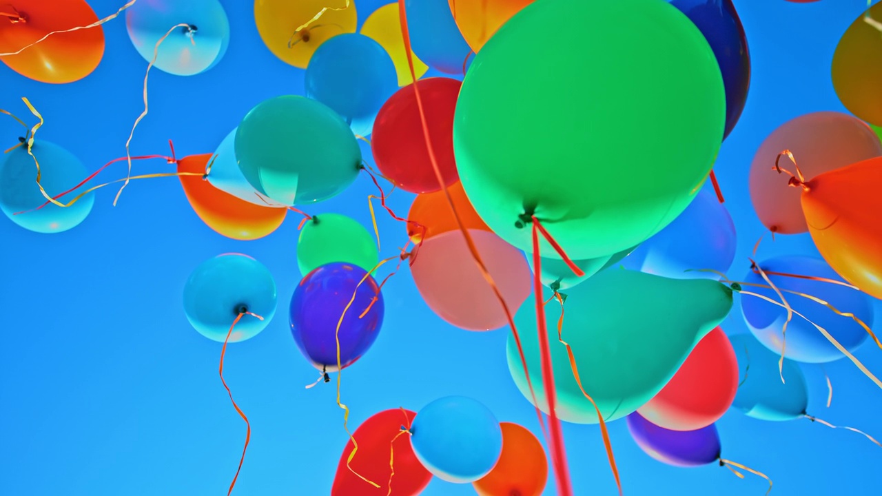许多五颜六色的气球放飞到蓝天上视频下载