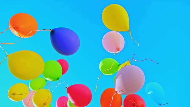 彩色的气球漂浮在蓝天上视频素材
