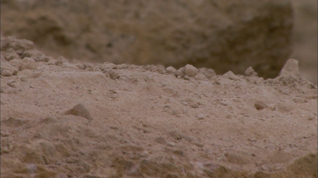 凿子在采石场凿石头。视频下载