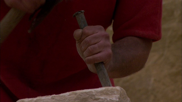 罗马士兵在采石场打碎石头。视频素材