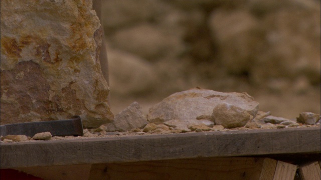 罗马士兵在采石场打碎石头。视频素材
