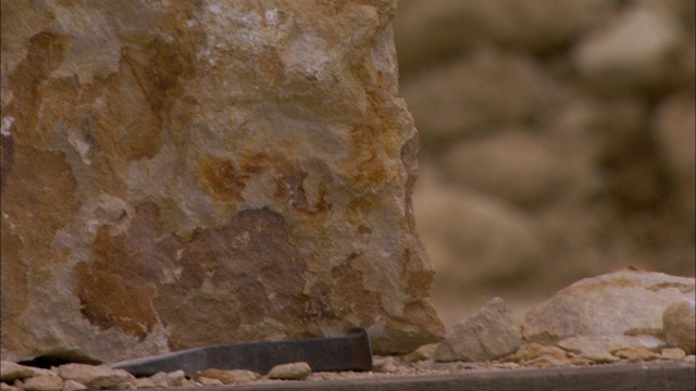 罗马士兵在采石场凿石头。视频素材