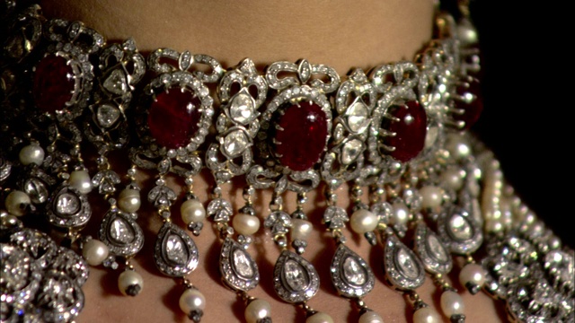 一位东印度妇女戴着红宝石项链和耳环。视频下载