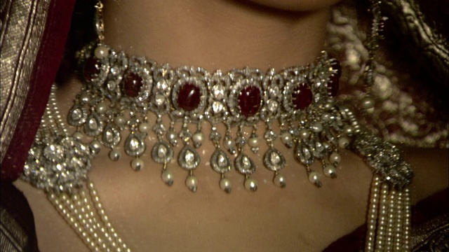 一位东印度妇女戴着各种缀满红宝石的首饰。视频下载