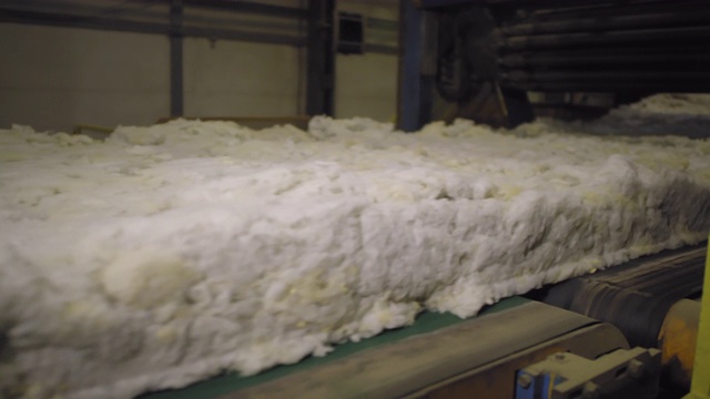 沿自动化生产线移动的岩棉粗块视频素材