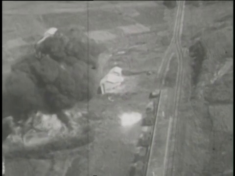战斗机向地面上的各种目标投下炸弹。视频素材
