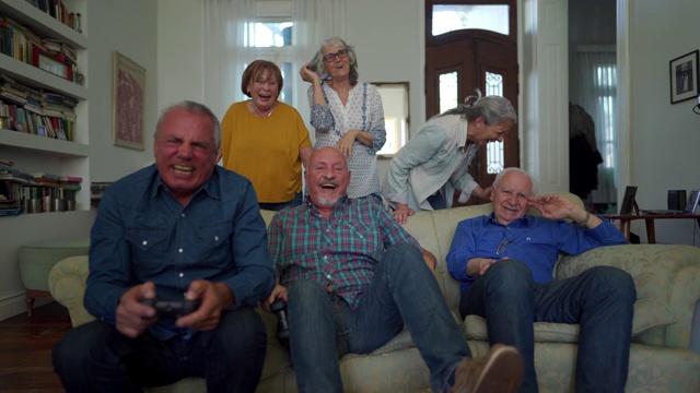 老年人在养老院一起玩电子游戏视频素材