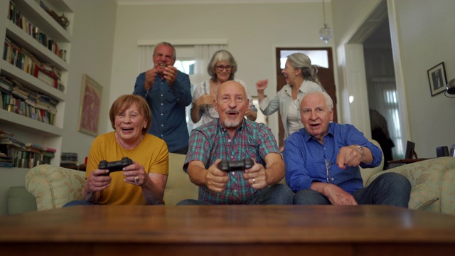 老年人在养老院玩电子游戏视频素材