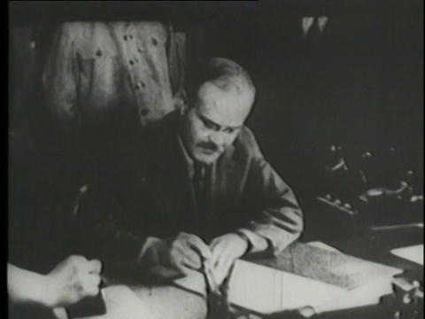 苏联外交部长维亚切斯拉夫·莫洛托夫在苏联领导人约瑟夫·斯大林的注视下与德国签署互不侵犯条约视频下载
