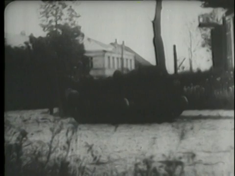 一个蒙太奇显示士兵进入苏联。视频素材
