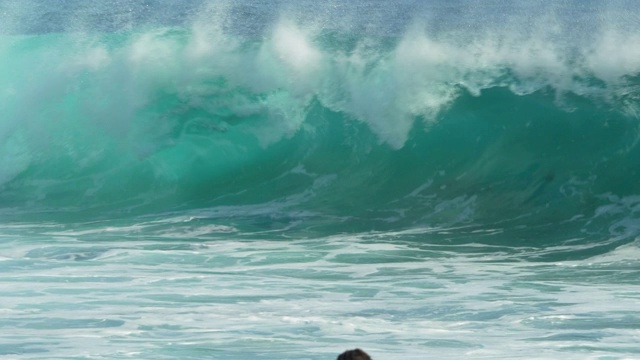 海浪和冲浪在桑迪海滩，瓦胡岛，夏威夷。——慢动作视频素材