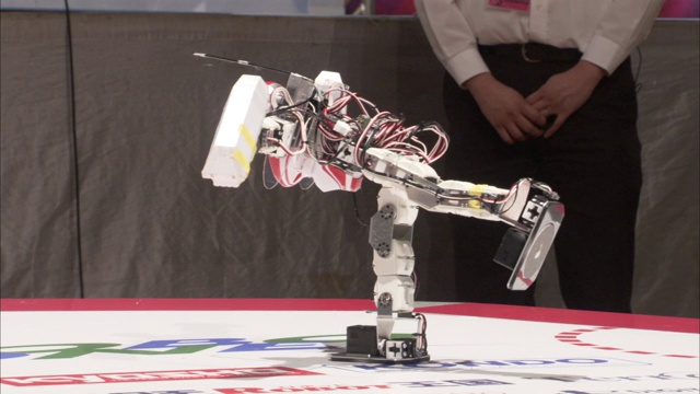 一个玩具机器人在做一个瑜伽姿势。视频下载